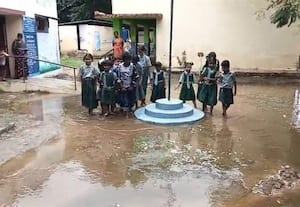 பள்ளி வளாகத்தில் மழை நீர்: மாணவ, மாணவியர் தவிப்பு