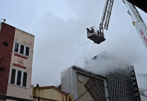 துணிக்கடையில் தீ; அதிகாலையில் பரபரப்பு