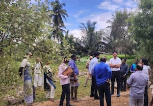 குட்டைக்குள் ரோடு கலெக்டர் ஆய்வு