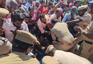 பஸ் வசதி கேட்டு மறியல் போலீசார் கொடூர தாக்குதல்