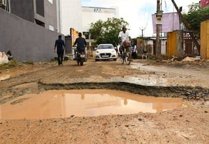 சேறும், சகதியுமான சாலை: வாகன ஓட்டிகள் அச்சம்