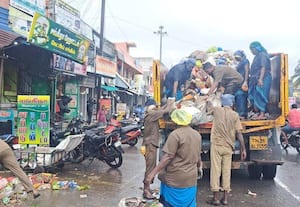மழையிலும் துாய்மைப்பணி: நகராட்சிப் பணியாளர்கள் தீவிரம்