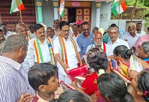 காங்., முன்னாள் தலைவர் பிறந்த நாள் விழாவில் நலத்திட்ட உதவி
