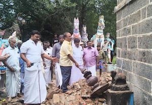 மழையால் கோபுரம் சேதம்: அமைச்சர் பார்வையிட்டார்