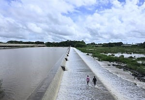 வீடுர் அணை திறப்பால் சங்கராபரணி ஆற்றில் வெள்ளம் : கரையோர கிராமங்களுக்கு எச்சரிக்கை