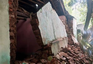 வீட்டுச்சுவர் இடிந்து சேதம் உயிர் தப்பிய குடும்பம்