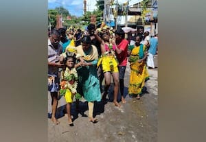 கோயில் திருவிழாவில் பக்தர்கள் பால்குடம்