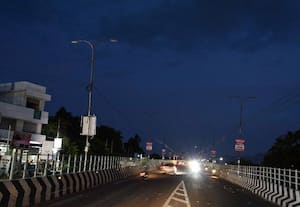 இன்னல் தரும் இருள்; உதவாத உள்ளாட்சிகள்