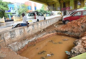 மழைநீர் வெளியேற்ற தோண்டப்பட்ட பள்ளம் 