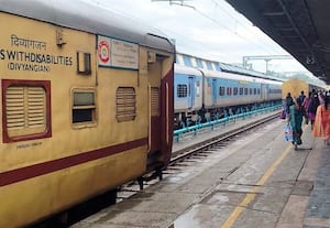 என்னங்க ஒரே குழப்பமா இருக்கு...  எதில் ஏறுவது எனத்தெரியாமல் பயணிகள்...
