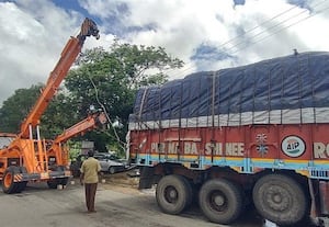 சேற்றில் சிக்கிய லாரி மீட்பு