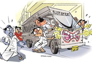 மருத்துவமனைகளில் அமரர் ஊர்தி வாகனங்கள்...   மக்கர் உடலை வைத்து தள்ள ஆட்களை தேடும் ஓட்டுநர்கள்