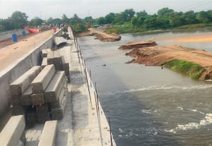ஆமை வேகத்தில் புதுப்பாளையம் மேம்பால பணி தற்காலிக பாலமும் சேதமடைந்ததால் மக்கள் அவதி