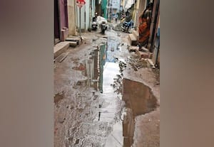 கழிவுநீர் கசிவால் தவிப்பில் மக்கள்
