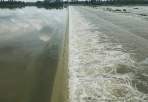 பெண்ணையாற்றில் தடுப்பணை இல்லாததால் வீணாகும் வெள்ள நீர்