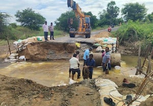 பழுதடைந்த கஸ்டம்ஸ் சாலை சீரமைக்கும் பணி துரிதம்