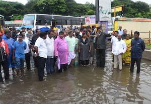 பஸ் நிலையத்தில் மழைநீர் எம்.எல்.ஏ., ஆய்வு