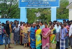 தலைமை ஆசிரியர் சஸ்பெண்ட் கண்டித்து பெற்றோர் போராட்டம்