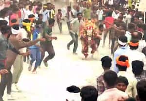 காளைகளை துரத்தும் போட்டி: மாடுகள் முட்டி 3 பேர் பலி
