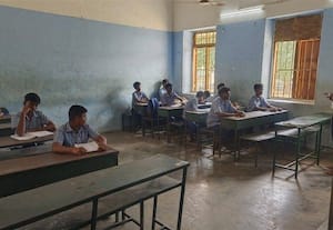 தீபாவளிக்கு பின் பள்ளி திறப்பு: மாணவர்கள் வருகை குறைவு 