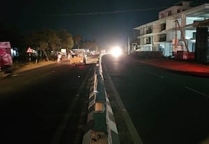 கும்மிருட்டு சாலை; விபத்து அபாயம்