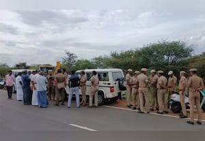 குப்பை கொட்டுவதை தடுத்த மக்கள் குண்டுக்கட்டாக கைது