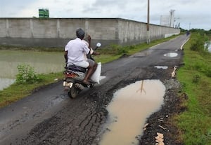 ஏருசிவன் சாலை படுமோசம் வாகன ஓட்டிகள் தடுமாற்றம்