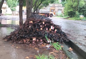 வீடு கட்டும் பயனாளிகளுக்கு வழங்கப்படும் இரும்பு கம்பிகள் மழையில் நனைந்து வீண்