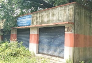 பூட்டிக்கிடக்கும் வணிக வளாகம் பாக்கம் ஊராட்சியில் வீண்