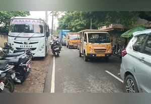 சார் - பதிவாளர் அலுவலகம் அருகே தினமும் போக்குவரத்து நெரிசல்