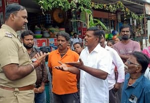 மழைநீர் அகற்றாததை கண்டித்து வேப்பம்பட்டு மக்கள் மறியல்