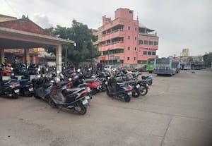 கூடுவாஞ்சேரி பேருந்து நிலையத்தை தவிர்க்கும் பஸ்கள் கால்கடுக்க காத்திருக்கும் பயணியர் அதிருப்தி
