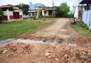 மழைநீர் செல்ல சாலை உடைப்பு;  கடலுாரில் அதிகாரிகள் அலட்சியம்