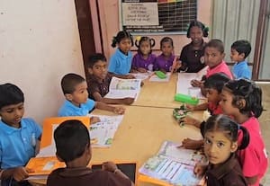 பனிக்கனேந்தலில் கட்டடம் சேதம் நாடக மேடையில் பள்ளி