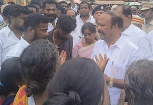 தாயமங்கலத்தில் டிரைவர் கொலை  குடும்பத்தாரிடம் அமைச்சர் பேச்சு   மறியலை கைவிட்ட மக்கள்