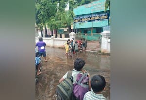 பள்ளி முன் தேங்கும் சாக்கடை ஓயாத மழைக்கால போராட்டம்
