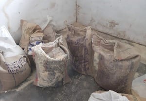 மழையில் நனையும் ரேஷன் பொருட்கள்