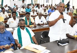 ஆக்கிரமிப்பில் குளங்கள், மணல் கொள்ளை குறைதீர் கூட்டத்தில் விவசாயிகள்  குற்றச்சாட்டு வராத அதிகாரிகள் கண்டித்த டி.ஆர்.ஓ., விவசாயிகள் கு றைதீர் கூ ட்டத்தில்   அதிகாரிகள் பங்கேற்காமல் அலுவலர்கள்  பங்கேற்பது வாடிக்கையாகி வருகிறது.   நேற்று கனிமவளம் தொடர்பான கேள்விகள் அதிகம் எழுந்த நிலையில்   அத்துறை சார்பில் பங்கேற்ற அலுவலரோ அமைதியாக நின்றார்.  இதேபோல்  பழநி தாசில்தார் அலுவலக  அலுவலரும் அமைதியாக நின்றார்.    குறுக்கிட்ட நேர்முக உதவியாளர் (வேளாண்) நாகேந்திரன், இதை சாதாரண கூட்டமாக நினைக்காதீங்க. பலமுறை அறிவுறுத்தியும்  அலுவலர் பங்கேற்பது சரியல்ல என்றார்.   டி.ஆர்.ஓ., ஜெயபாரதி ,பங்கேற்காத அதிகாரிகள்  குறித்து கலெக்டரிடம்  தகவல் தெரிவிக்கப்படும். அவரிடம் விளக்கமளியுங்கள் என கண்டித்தார்.