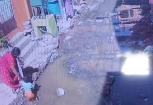 பாதாள சாக்கடை குழியில் சிறுவர்கள் அடுத்தடுத்து விழுவதால் பீதி