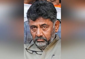 'பேச வேண்டிய இடத்தில் பேசுவேன்' என யதீந்திராவுக்கு... முதல்வர் பதவி விவகாரத்தில் சிவகுமார் தடாலடி கருத்து 'இனி பொறுக்க மாட்டோம்' என ஆதரவாளர்கள் ஆவேசம்
