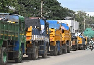 குப்பை மாற்று நிலையத்தில் தேங்கிய வாகனங்கள்