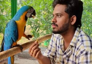 உயிருள்ள ஓவியம்; தோளில் அமர்ந்து கதைபேசும்