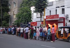 மாவட்டத்தில் ஆதார் சேவை மையங்களை அதிகரிப்பது...  அவசியம்; சிரமத்திற்குள்ளாகும் மக்கள்; கலெக்டர் கவனிப்பாரா?