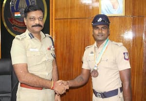 அகில இந்திய கராத்தே போட்டி வென்ற போலீசுக்கு பாராட்டு