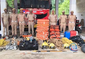 தீயணைப்பு நிலையத்தில் மீட்பு உபகரணங்கள் தயார்