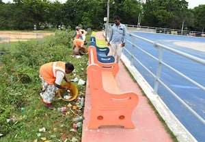 குப்பை மேடாகும் லாஸ்பேட்டை ஸ்கேட்டிங் மைதானம் சுகாதாரத்தை காக்க சுற்றுவேலி அமைக்கப்படுமா?
