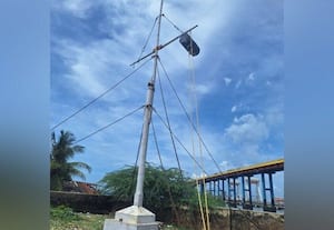 பாம்பனில் 1ம் எண் புயல் எச்சரிக்கை கூண்டு ஏற்றம்