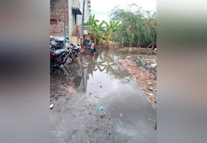 உயரத்தில் கால்வாய் பள்ளத்தில் ரோடு