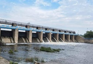 வீடூர் அணையில் உபரி நீர் வெளியேற்றம்