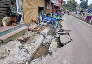 'கொடை' யில் சேதமுற்ற சாக்கடைகளால் விபத்து